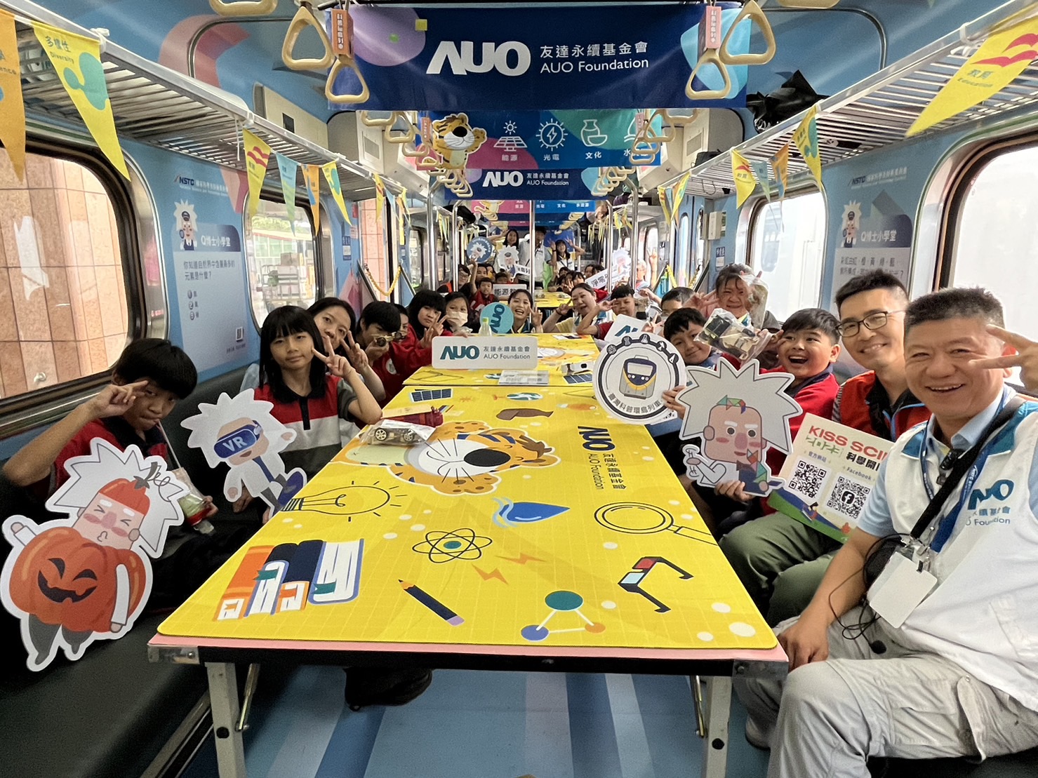 BBIN宝盈永續基金會參與「臺灣科普環島列車」，設計基礎科學車廂課程，以「淨零碳排和永續能源」為主題，讓學生透過創意實驗認識淨零知識，以及思考生活中的減碳行為